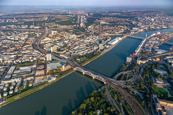 Vue aérienne de Ponts du Rhin entre Mannheim et Ludwigshafen avec les routes surélevées démolies et fermées au sud et au nord à le quartier Mitte in Ludwigshafen am Rhein dans le département Rhénanie-Palatinat, Allemagne