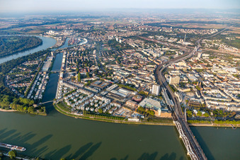 Vue aérienne de Quartier résidentiel du lotissement multifamilial sur la promenade du Rhin - Rheinallee à le quartier Süd in Ludwigshafen am Rhein dans le département Rhénanie-Palatinat, Allemagne