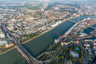 Vue aérienne de Ponts du Rhin entre Mannheim et Ludwigshafen avec les routes surélevées démolies et fermées au sud et au nord à le quartier Mitte in Ludwigshafen am Rhein dans le département Rhénanie-Palatinat, Allemagne