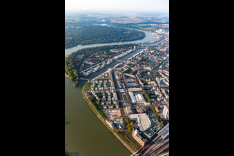 Vue aérienne de Parkinsel Stadtpark am Rhein en face du Mannheimer Waldpark à le quartier Süd in Ludwigshafen am Rhein dans le département Rhénanie-Palatinat, Allemagne
