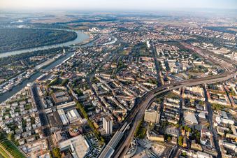Vue aérienne de Centre-ville de Mitte entre les rives du Rhin et les voies ferrées à le quartier Süd in Ludwigshafen am Rhein dans le département Rhénanie-Palatinat, Allemagne