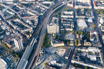 Vue aérienne de Bâtiment de la gare et voies de la station S-Bahn LU Mitte au Musikpark à le quartier Mitte in Ludwigshafen am Rhein dans le département Rhénanie-Palatinat, Allemagne