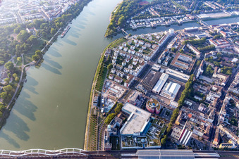Photographie aérienne de Vivre au bord de la rivière, Rheinschanzenpromenade à le quartier Süd in Ludwigshafen am Rhein dans le département Rhénanie-Palatinat, Allemagne