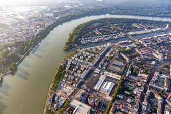Vue oblique de Vivre au bord de la rivière, Rheinschanzenpromenade à le quartier Süd in Ludwigshafen am Rhein dans le département Rhénanie-Palatinat, Allemagne