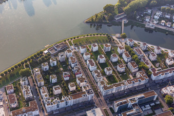 Quartier résidentiel du lotissement multifamilial sur la promenade du Rhin - Rheinallee à le quartier Süd in Ludwigshafen am Rhein dans le département Rhénanie-Palatinat, Allemagne d'en haut