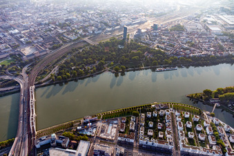Vue aérienne de Rivière - structure du pont du pont Konradadenauer pour le chemin de fer et la B37 sur le Rhin à le quartier Süd in Ludwigshafen am Rhein dans le département Rhénanie-Palatinat, Allemagne