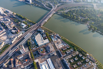 Vue aérienne de Pont Konradadenauer pour le chemin de fer et la B37 sur le Rhin à le quartier Süd in Ludwigshafen am Rhein dans le département Rhénanie-Palatinat, Allemagne