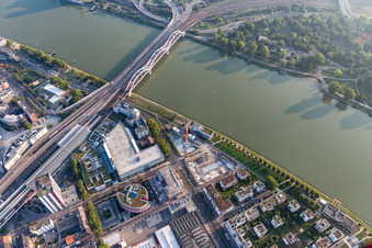 Vue aérienne de Rivière - structure du pont du pont Konradadenauer pour le chemin de fer et la B37 sur le Rhin à le quartier Süd in Ludwigshafen am Rhein dans le département Rhénanie-Palatinat, Allemagne