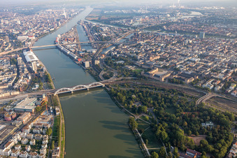 Vue aérienne de Ponts du Rhin de Mannheim à Ludwigshafen à le quartier Lindenhof in Mannheim dans le département Bade-Wurtemberg, Allemagne