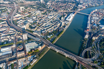 Photographie aérienne de Ponts du Rhin entre Mannheim et Ludwigshafen avec les routes surélevées démolies et fermées au sud et au nord à le quartier Mitte in Ludwigshafen am Rhein dans le département Rhénanie-Palatinat, Allemagne