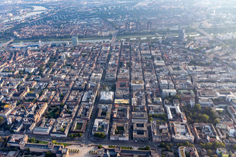 Vue aérienne de Quartier du centre-ville avec des places entre l'anneau en forme de fer à cheval et le château à le quartier Innenstadt in Mannheim dans le département Bade-Wurtemberg, Allemagne