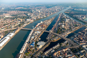Vue aérienne de Quais et postes d'amarrage au bassin du port intérieur de Rheinhafen et pont Kurt-Schuhmacher pour la B44 sur le Rhin en direction de Ludwigshafen à le quartier Innenstadt in Mannheim dans le département Bade-Wurtemberg, Allemagne