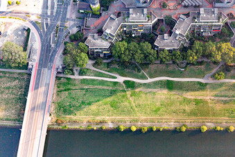 Vue aérienne de Prairies du Neckar au pont Kurpfalz et Neckarufer Nord à le quartier Neckarstadt-Ost in Mannheim dans le département Bade-Wurtemberg, Allemagne