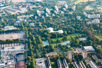 Vue aérienne de Parc d'Herzogenried à le quartier Neckarstadt-Ost in Mannheim dans le département Bade-Wurtemberg, Allemagne