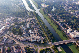 Vue aérienne de Terrain hospitalier de l'hôpital universitaire et de la clinique Mannheim sur les rives du Neckar à le quartier Neckarstadt-Ost in Mannheim dans le département Bade-Wurtemberg, Allemagne