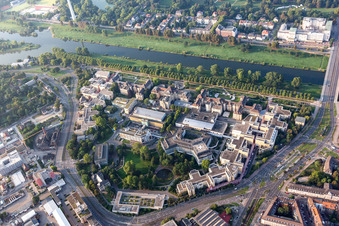 Vue aérienne de Terrain hospitalier de l'hôpital universitaire et de la clinique Mannheim sur les rives du Neckar à le quartier Neckarstadt-Ost in Mannheim dans le département Bade-Wurtemberg, Allemagne