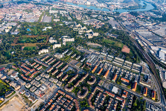 Vue aérienne de Neckarstadt Est, Herzogenriedpark à le quartier Neckarstadt-Ost in Mannheim dans le département Bade-Wurtemberg, Allemagne