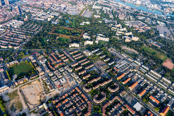 Vue aérienne de Neckarstadt Est, Herzogenriedpark à le quartier Neckarstadt-Ost in Mannheim dans le département Bade-Wurtemberg, Allemagne