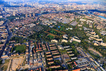 Vue aérienne de Herzogenriedpark Mannheim entre Neckar et B38 à le quartier Neckarstadt-Ost in Mannheim dans le département Bade-Wurtemberg, Allemagne