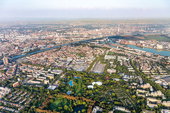 Vue aérienne de Herzogenriedbad dans le quartier Herzogenriedpark et Neckarstadt Ouest à le quartier Neckarstadt-Ost in Mannheim dans le département Bade-Wurtemberg, Allemagne