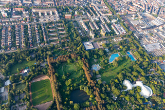 Vue aérienne de Piscine de la piscine extérieure Herzogenriedbad à Herzogenriedpark à le quartier Neckarstadt-Ost in Mannheim dans le département Bade-Wurtemberg, Allemagne