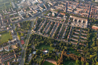 Vue aérienne de Herzogenriedpark dans le quartier de Neckarstadt Ost à le quartier Neckarstadt-Ost in Mannheim dans le département Bade-Wurtemberg, Allemagne