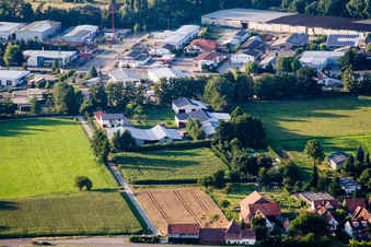 Vue aérienne de Dans le Rötzwiesen, ferme de la famille Kerth à le quartier Minderslachen in Kandel dans le département Rhénanie-Palatinat, Allemagne