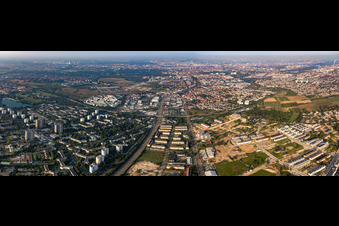 Vue aérienne de Aperçu général entre Vogelstang et Käfertal de la superficie de la ville avec les quartiers périphériques à le quartier Käfertal in Mannheim dans le département Bade-Wurtemberg, Allemagne