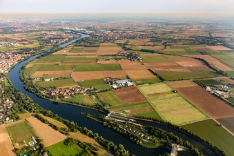Vue aérienne de Neckar à le quartier Schwabenheim in Dossenheim dans le département Bade-Wurtemberg, Allemagne