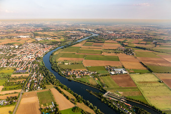 Vue aérienne de Neckar à Edingen-Neckarhausen dans le département Bade-Wurtemberg, Allemagne