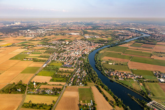 Vue aérienne de Neckar à Edingen-Neckarhausen dans le département Bade-Wurtemberg, Allemagne