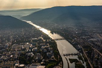 Vue aérienne de 2 écluses et 2 ponts sur le Neckar à le quartier Bergheim in Heidelberg dans le département Bade-Wurtemberg, Allemagne