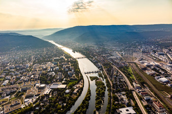 Vue aérienne de 2 écluses et 2 ponts sur le Neckar à le quartier Bergheim in Heidelberg dans le département Bade-Wurtemberg, Allemagne