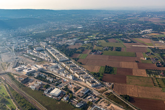 Vue aérienne de Le plus jeune quartier de Heidelberg sur le site de l'ancienne gare de marchandises au sud de la ville dans la zone urbaine à le quartier Bahnstadt in Heidelberg dans le département Bade-Wurtemberg, Allemagne