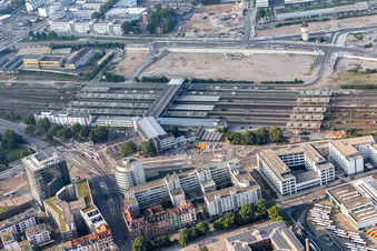 Vue aérienne de Centre commercial Kurfürsten-Passage à la gare de l'Est à le quartier Bergheim in Heidelberg dans le département Bade-Wurtemberg, Allemagne