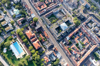 Vue aérienne de Thermes et piscines à la piscine extérieure du centre de loisirs Thermalbad Heidelberg-Ost à le quartier Bergheim in Heidelberg dans le département Bade-Wurtemberg, Allemagne