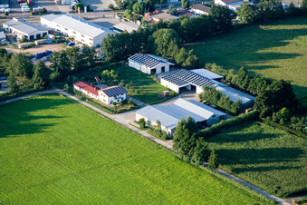 Vue oblique de Dans le Rötzwiesen, ferme de la famille Kerth à le quartier Minderslachen in Kandel dans le département Rhénanie-Palatinat, Allemagne