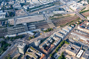 Vue aérienne de Immeuble de bureaux et d'administration d'entreprise - Print Media Academy à la gare principale à le quartier Bergheim in Heidelberg dans le département Bade-Wurtemberg, Allemagne