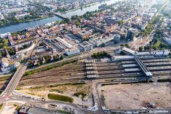 Vue aérienne de Entre Neckar et la gare centrale à le quartier Bergheim in Heidelberg dans le département Bade-Wurtemberg, Allemagne