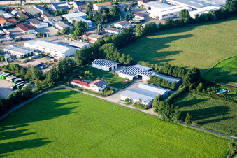 Dans le Rötzwiesen, ferme de la famille Kerth à le quartier Minderslachen in Kandel dans le département Rhénanie-Palatinat, Allemagne hors des airs