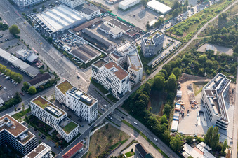 Vue aérienne de Chantier de construction du bâtiment d'Entermedia GmbH dans la Bahnstadt, Speyerer Straße, le plus récent quartier d'Heidelberg, sur le site de l'ancienne gare de marchandises au sud de la ville, dans la zone urbaine à le quartier Alte Stadtgärtnerei in Heidelberg dans le département Bade-Wurtemberg, Allemagne