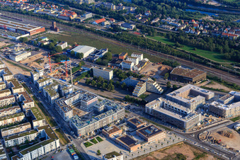 Vue aérienne de Green Mile avec l'hôtel Qube 2, le cinéma LUXOR 1 et l'école primaire 2 à Gadamerplatz à le quartier Bahnstadt in Heidelberg dans le département Bade-Wurtemberg, Allemagne