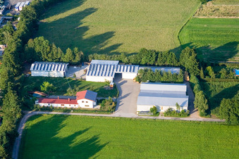 Dans le Rötzwiesen, ferme de la famille Kerth à le quartier Minderslachen in Kandel dans le département Rhénanie-Palatinat, Allemagne vue du ciel