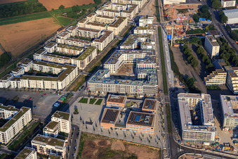 Vue aérienne de Green Mile avec l'hôtel Qube 2 et l'école primaire 2 à Gadamerplatz à le quartier Bahnstadt in Heidelberg dans le département Bade-Wurtemberg, Allemagne