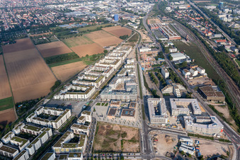 Quartier résidentiel du complexe d'immeubles sur Marie-Baum-Straße - Green Mile - Eppelheimer Straße à le quartier Bahnstadt in Heidelberg dans le département Bade-Wurtemberg, Allemagne vue d'en haut