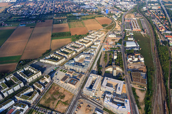 Vue aérienne de Le Green Mile comprend l'hôtel Qube 2 et l'école primaire 2 à Gadamerplatz, ainsi que le bureau d'aide sociale du Rhein-Neckar-Kreis. à le quartier Bahnstadt in Heidelberg dans le département Bade-Wurtemberg, Allemagne
