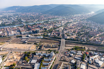 Vue aérienne de Pont de la Speyerer Strasse sur les voies ferrées entre la gare centrale et le Neckar à le quartier Weststadt in Heidelberg dans le département Bade-Wurtemberg, Allemagne