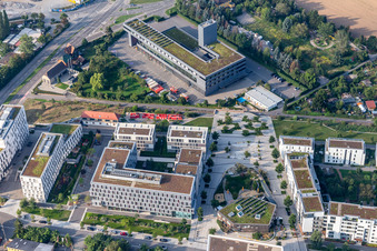 Vue aérienne de Immeuble de bureaux du bâtiment administratif et commercial de Deutsche Wohnwerte GmbH & Co. KG devant la caserne des pompiers Heidelberg à le quartier Bahnstadt in Heidelberg dans le département Bade-Wurtemberg, Allemagne