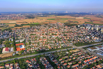 Vue aérienne de Vue de la ville de part et d'autre de l'autoroute A5 depuis l'est à Eppelheim dans le département Bade-Wurtemberg, Allemagne