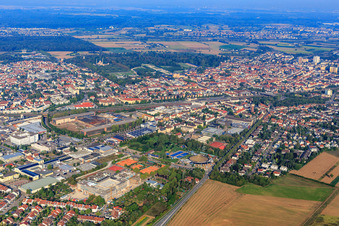 Vue aérienne de Vue d'ensemble de la ville depuis le sud-est avec la piscine d'aventure Bellamar à Schwetzingen dans le département Bade-Wurtemberg, Allemagne